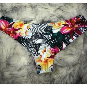 NWT Flirty Cupshe Floral Ruched Bikini Bottom M